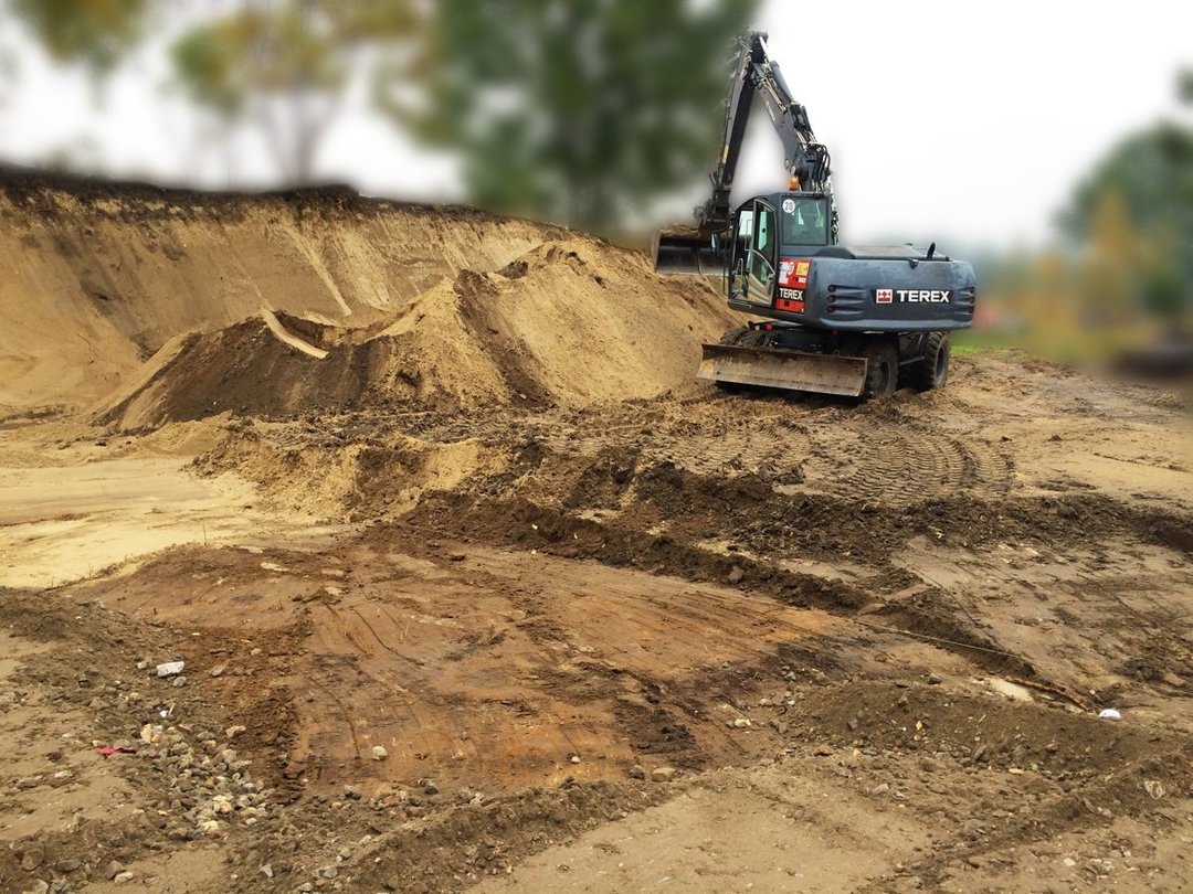 Bagger bei Erdarbeiten auf einer Baustelle