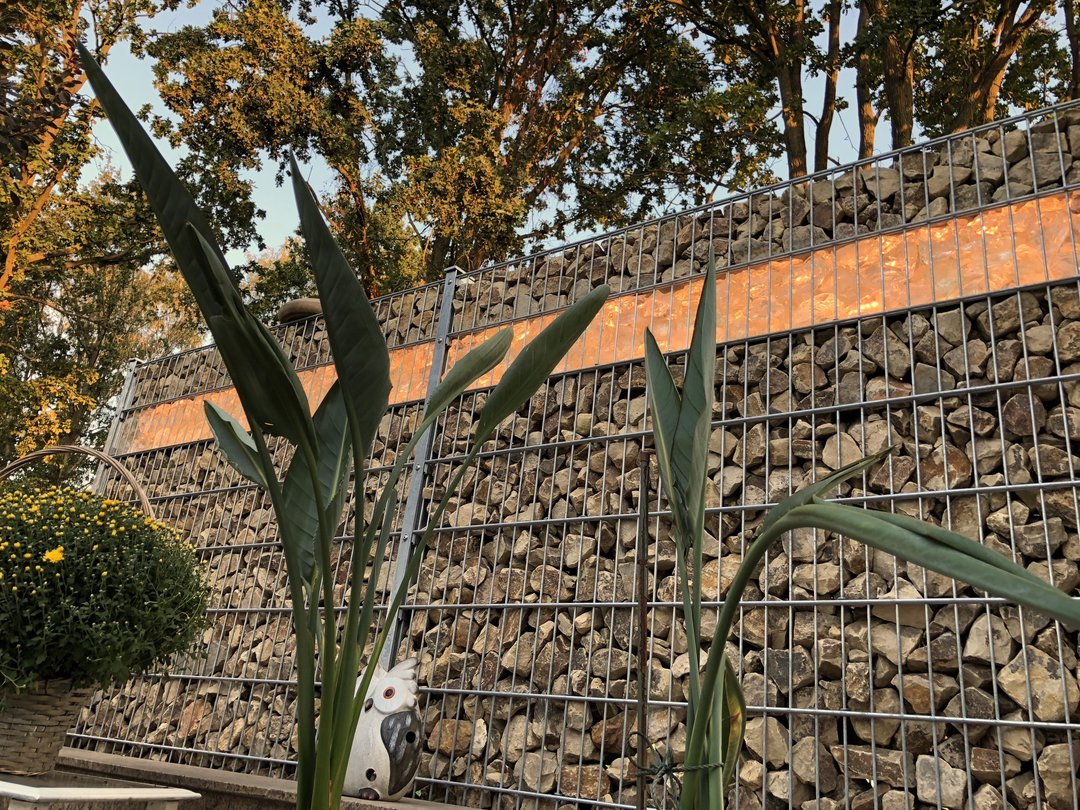 Gabionenwand mit Naturstein und heller Akzentfläche Gabionenwand mit Naturstein und heller Akzentfläche